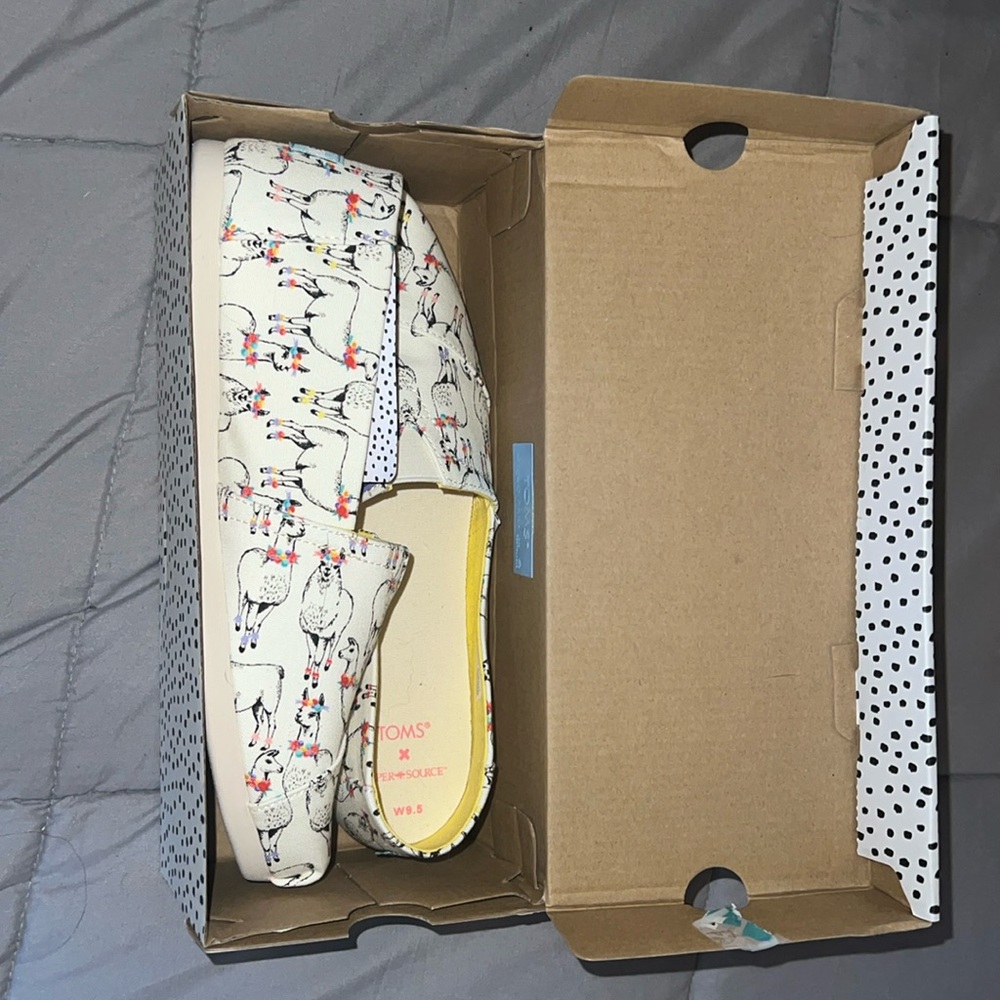Brand New Llama print TOMS